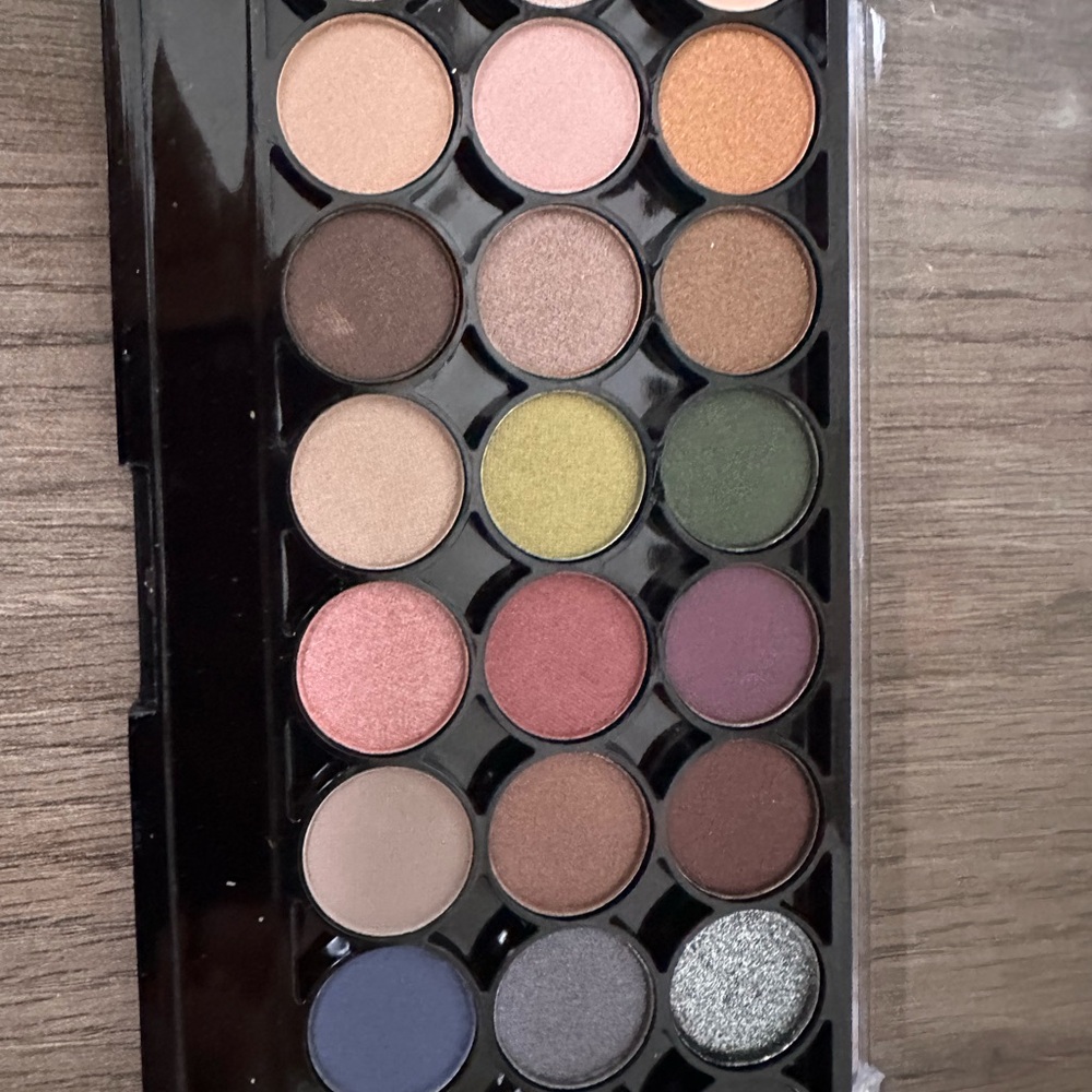 FLOWERFUL EYE SHADOW PALLET BY FLOWER NWOT 24 individual shades to mix and blend - Picture 4 of 5
